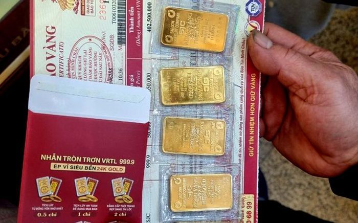 Giá vàng miếng SJC vẫn thấp hơn vàng nhẫn và gặp khó khăn trong việc mua bán.