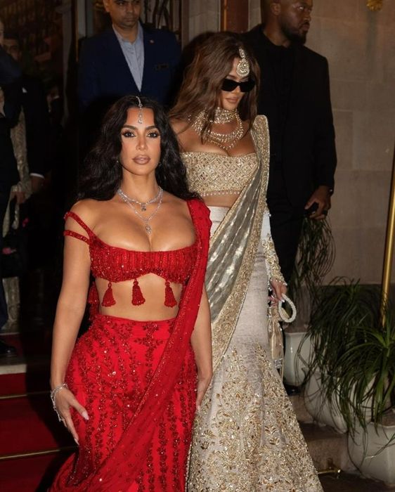 Trong ngày đầu tiệc cưới, Kim Kardashian mặc váy lehenga gợi cảm theo phong cách truyền thống Ấn Độ, từ thương hiệu đắt tiền. Bộ trang phục này được trang trí cầu kỳ với cườm và Kim điểm thêm vẻ đẹp bằng vòng cổ đeo kim cương hình bầu dục lên đến 35 carat và viên nhỏ hơn nặng 23 carat. Bộ trang sức này, từ thương hiệu Lorraine Schwartz, có tổng trọng lượng kim cương lên đến 150 carat và giá trị hàng triệu USD.
