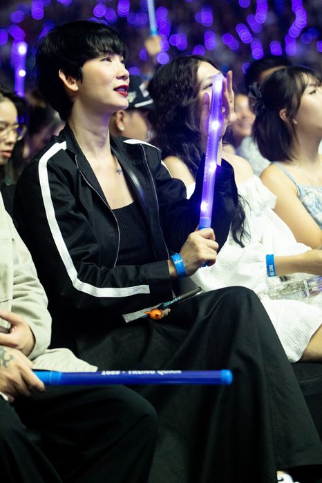 Xuân Lan diện trang phục thể thao giản dị khi đến nghe Trung Quân Idol, diva Mỹ Linh và ca sĩ Hồ Quỳnh Hương biểu diễn.