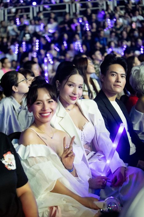 Ngọc Phước và Khả Như mặc trang phục gợi cảm khi đi xem nhạc. Cả hai nữ diễn viên đến live concert của Trung Quân Idol với sự tham gia của Võ Tấn Phát.