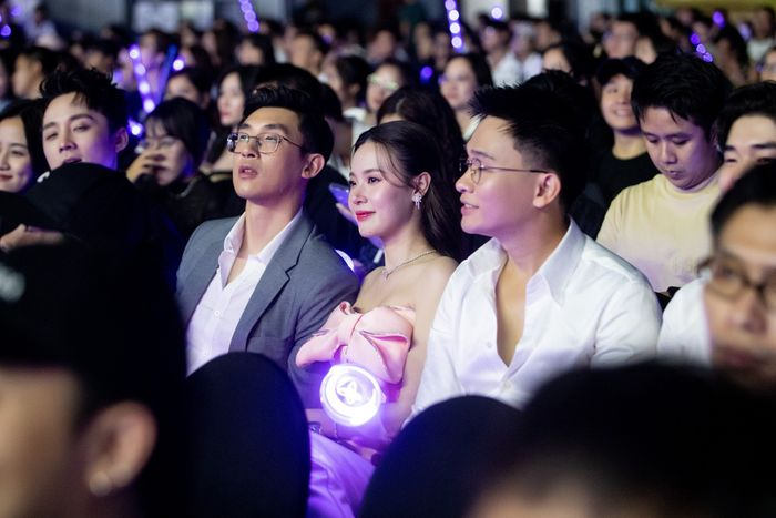 Midu - Minh Đạt gây chú ý khi tham gia live concert vào tối 13/7. Tại đám cưới của nữ diễn viên vào cuối tháng 6, Trung Quân Idol đã tham dự và ở lại đến cuối chương trình để cùng chia vui với cô dâu hạnh phúc.