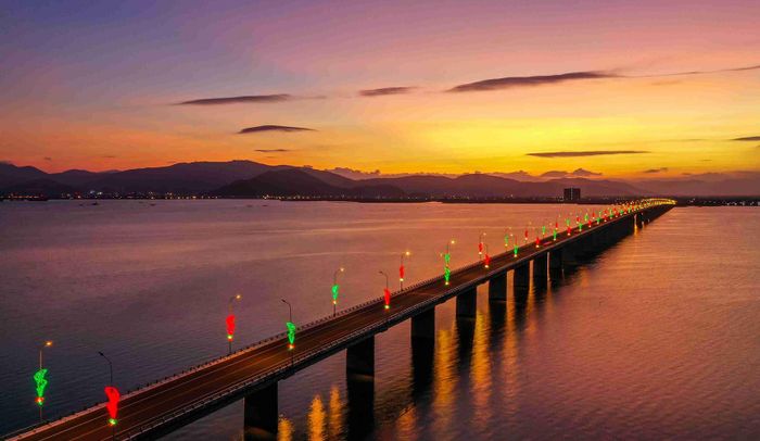 Cảnh hoàng hôn tuyệt đẹp trên cầu Thị Nại Quy Nhơn