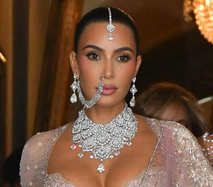 Kim tỏa sáng với chiếc vòng cổ đính 170 carat kim cương, bao gồm loạt đá hình quả lê treo lơ lửng. Cùng chiếc maang tikka đính kim cương và ngọc trai, cô còn mang một viên kim cương hình quả lê nặng 8 carat. Kim còn kết hợp trang phục với hoa tai đính ngọc trai và kim cương briolettes, tổng trọng lượng lên đến 62 carat.