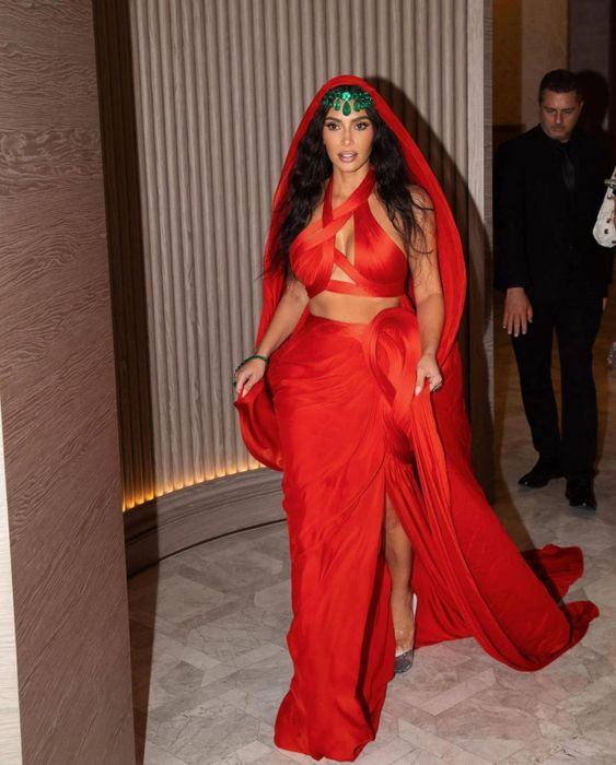 Phụ kiện trên đầu của Kim Kardashian đính hơn 400 carat đá quý, trong khi hoa tai của cô là viên ngọc nặng hơn 100 carat. Cô hoàn thiện phong cách bằng nhẫn ngọc lục bảo 10 carat và lắc tai lên đến 60 carat.