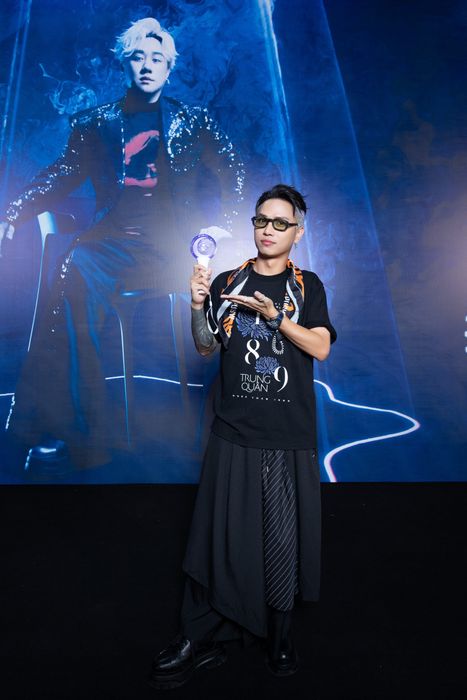Neko Lê tham dự show của đồng nghiệp với phong cách cá tính. Hiện tại, anh đang là một trong những cái tên nổi bật trong chương trình Anh trai vượt ngàn chông gai. Ngoài tài năng âm nhạc, Neko Lê còn được yêu mến qua các video ghi lại cuộc sống hàng ngày của các anh tài.