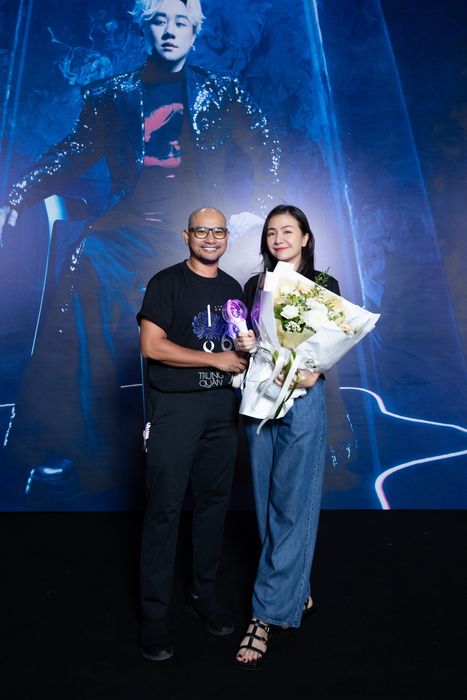 Huỳnh Đông và Ái Châu về nước thăm gia đình và tranh thủ đi xem show ca nhạc của Trung Quân Idol. Vợ chồng nam diễn viên đã định cư tại Canada từ cuối năm 2023.
