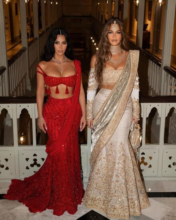 Theo Page Six, mặc dù không phải là nhân vật chính, nhưng Kim và Khloé Kardashian đã thu hút sự chú ý tại Mumbai, Ấn Độ khi tham dự đám cưới của Anant Ambani với phong cách sang trọng và hoành tráng.