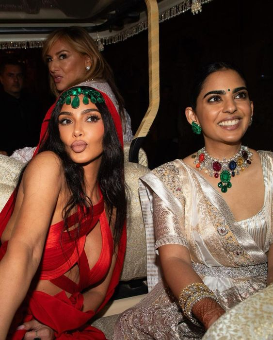 Mặc dù gây chú ý tại 'siêu đám cưới' hội tụ các khách mời VIP, Kim Kardashian bị chỉ trích vì nổi bật hơn cả cô dâu. Việc cô liên tục chọn những gam màu sặc sỡ như đỏ, cam... khiến nhiều người cảm thấy ngán ngẩm. 'Kim luôn đam mê thu hút sự chú ý, bất kể cô đi dự tiệc gì', 'Đó là Kim, cô ấy thật đẹp, nhưng không bao giờ tinh tế và không biết mình đang làm gì, ở đâu', nhận xét của một số người.