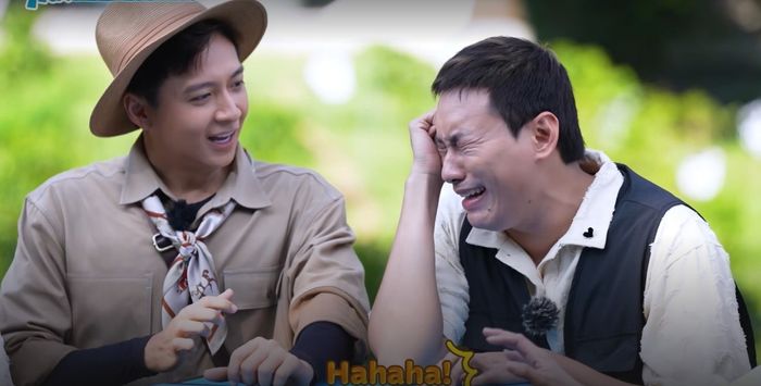 Kiều Minh Tuấn (phải) và Ngô Kiến Huy trong một thử thách của 2 ngày 1 đêm - Ảnh: BTC