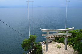 Cổng torii của đền Tsukubusuma bên bờ hồ Biwa, hồ nước ngọt lớn nhất Nhật Bản, nằm ở thành phố Nagahama, tỉnh Shiga.