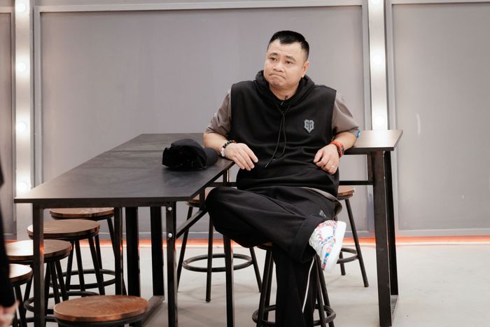 Tự Long đang đắn đo xem liệu nên quay về với đồng đội cũ Bằng Kiều hay là đàn em Soobin