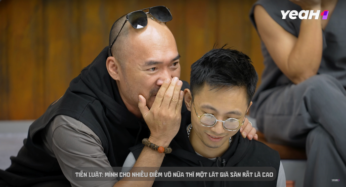Tiến Luật sử dụng tình cảm (mời ngồi, mời uống trà...) thay vì lý lẽ để gây được ấn tượng với Rhymastic.