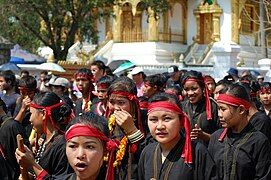 Tết Lào là một dịp lễ lớn, gắn kết cộng đồng và mọi người cùng tham gia vào các hoạt động chung.