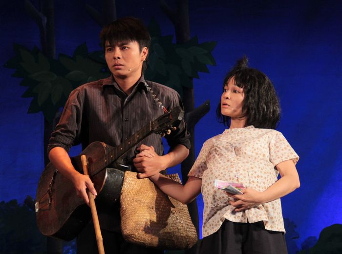 Nghệ sĩ Võ Minh Lâm (trái) và Lê Hồng Thắm tham gia diễn xuất trong vở cải lương Đời Như Ý của Nhà hát cải lương Trần Hữu Trang, được dàn dựng từ năm 2014 - Ảnh: LINH ĐOAN