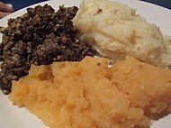 Haggis kết hợp với neeps và tatties ở Scotland