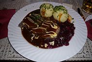 Sauerbraten kèm bánh bao khoai tây từ Đức