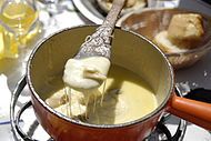 Fondue Savoyarde – Phô mai quỹ nhúng của Pháp