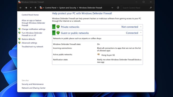 Giao diện hiển thị màu xanh, tường lửa đã được bật