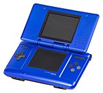 Một biến thể màu xanh của Nintendo DS gốc