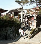 Cổng Torii hoặc đền Jishu, nơi để 'mai mối'