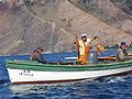 Các ngư dân Chile cùng hai con tôm hùm đất