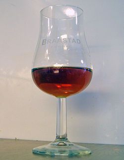 Rượu Cognac trong ly hoa tulip.