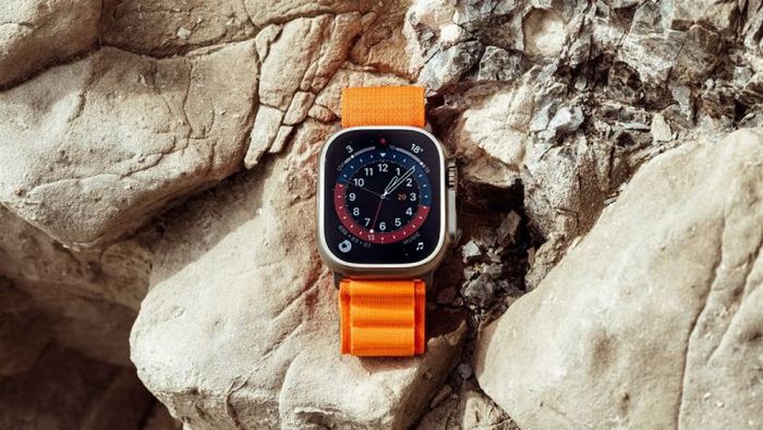 Galaxy-Watch-Ultra-voi-Apple-Watch-Ultra-2-4