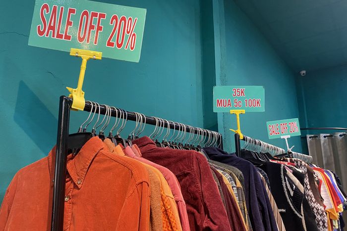 Tìm kiếm thời trang secondhand với nhiều chương trình ưu đãi, giảm giá - Ảnh: QUANG HUY