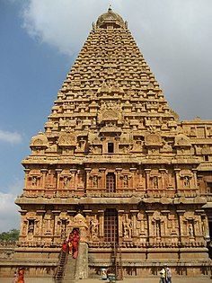 Gopuram (tháp) làm từ đá granit của Đền Brihadeeswarar, năm 1010.