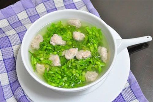 Canh hoa thiên lý nấu giò sống là món ăn truyền thống mang hương vị tươi mới và bổ dưỡng.