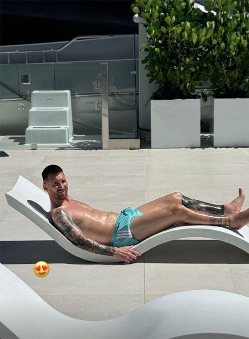 Người vợ chia sẻ bức ảnh của Messi thư giãn dưới ánh nắng