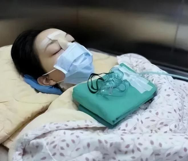 Con gái của diễn viên Lý Á Bằng và ca sĩ Vương Phi, Lý Yên, vừa hoàn tất ca phẫu thuật để sửa chữa tình trạng môi sứt và hàm ếch.