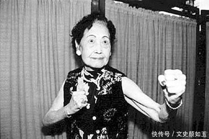 Tiền Tự Oanh, bà nội của Hồng Kim Bảo, là một nữ diễn viên võ thuật nổi danh.