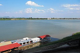 Sông Mekong nhìn từ Nakhon Phanom (Thái Lan) về phía Thakhek (Lào), năm 2010.