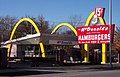 Địa điểm của cửa hàng McDonald's đầu tiên do Ray Kroc mở, hiện là 'bảo tàng McDonald's' ở Des Plaines, Illinois. Tòa nhà này mô phỏng theo cửa hàng McDonald's thứ 9.