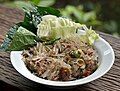 Tam som-o nam pu: món salad bưởi Thái cay với thịt cua