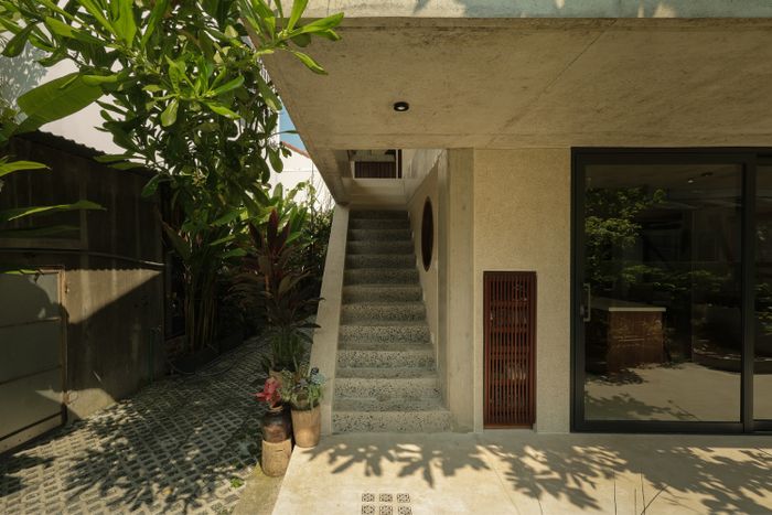 Điểm nhấn đặc biệt là phòng dạy vẽ và phòng sinh hoạt gia đình, hai không gian được tách biệt bằng một cầu thang riêng. Điều này giúp bảo vệ sự riêng tư của mỗi không gian với hai chức năng khác nhau.