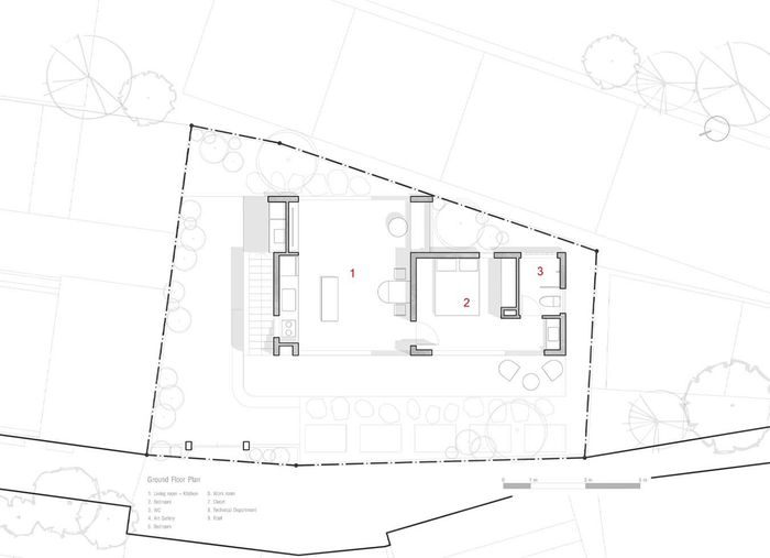 Ngôi nhà này được xây dựng trên một khu đất rộng 161m2, nằm trong con hẻm của làng chài Cửa Đại, Hội An (Quảng Nam), với môi trường sống dân cư đông đúc và ít cây xanh.