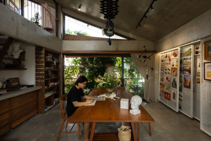 Phòng vẽ là điểm nhấn của thiết kế, là không gian linh hoạt để vẽ tranh, giảng dạy, triển lãm, đọc sách và thư giãn. Nội thất trong không gian này được thiết kế để thay đổi nhanh chóng và linh hoạt.
