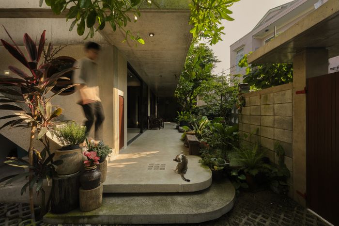 Gia chủ mong muốn tạo ra một không gian yên tĩnh cho cha mẹ già yếu và cũng là nơi để họ dạy vẽ. Đồng thời, ngôi nhà cũng phải đáp ứng yêu cầu tiết kiệm ngân sách nhất có thể.