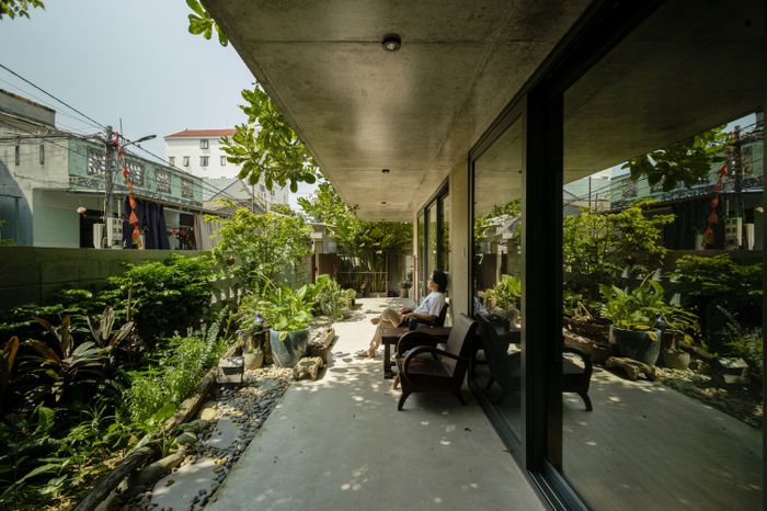 Thiết kế tích hợp nhiều giải pháp để thích ứng với khí hậu khắc nghiệt của miền Trung. Hệ thống thông gió được tăng cường vào mùa hè thông qua các phần lùi để tạo điểm đón gió và giải phóng không khí.