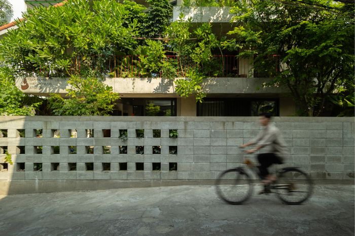 Khu vườn xanh tươi có vai trò như một hệ thống lọc không khí tự nhiên, giảm tiếng ồn và cung cấp không khí trong lành.