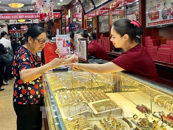 Ngoài vàng miếng, vàng nhẫn và vàng trang sức cũng đang được người dân mua sắm nhiều hơn trong thời điểm này. Ảnh: Diệp Anh-TTXVN