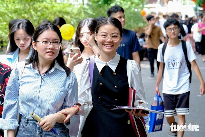 Thí sinh tham gia ngày tư vấn xét tuyển ĐH, CĐ năm 2024 do báo Tuổi Trẻ phối hợp cùng các đơn vị tổ chức - Ảnh: HÀ QUÂN