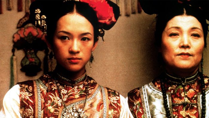 Trịnh Phối Phối (phải) và Chương Tử Di trong Ngọa hổ tàng long (2000)