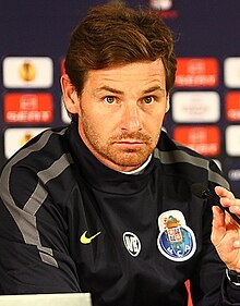 André Villas-Boas trong một cuộc họp báo với tư cách là huấn luyện viên của Porto