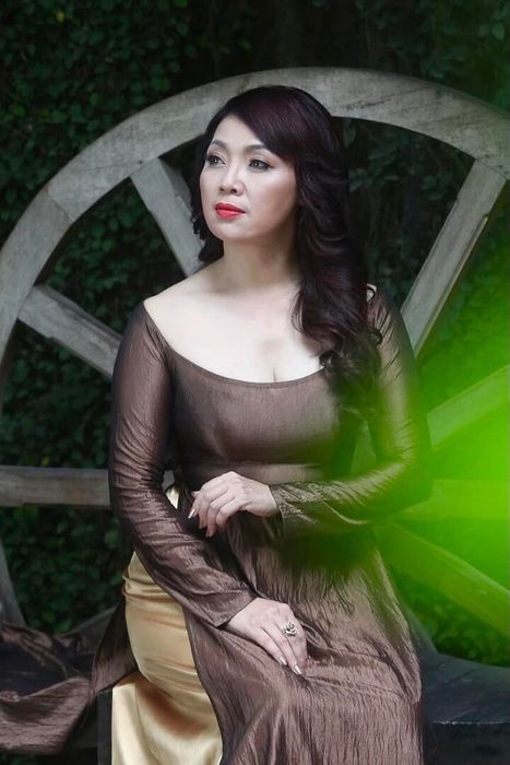 NSND Thái Bảo bắt đầu học đàn bầu từ khi mới 10 tuổi, nhưng nổi danh chủ yếu với vai trò ca sĩ.