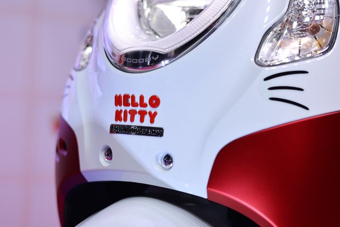 Honda Scoopy Hello Kitty vẫn giữ các trang bị và công nghệ như bản tiêu chuẩn. Xe có đèn chiếu sáng và đèn định vị LED, bảng đồng hồ kết hợp giữa analog và kỹ thuật số, hộc chứa đồ nhỏ dưới tay lái tích hợp cổng sạc USB, và cốp dưới yên dung tích 15,4 lít.