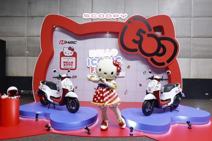 Phiên bản Hello Kitty Limited Edition của Scoopy là kết quả hợp tác giữa Honda và Sanrio, đơn vị giữ bản quyền của Hello Kitty.
