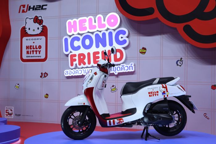 Honda Scoopy Hello Kitty Limited Edition sẽ có mặt tại Thái Lan từ 15-8-2024 với mức giá 57.900 baht (tương đương 40,5 triệu đồng). Mức giá này cao hơn so với Scoopy thường có giá khởi điểm 49.900 baht (35 triệu đồng).